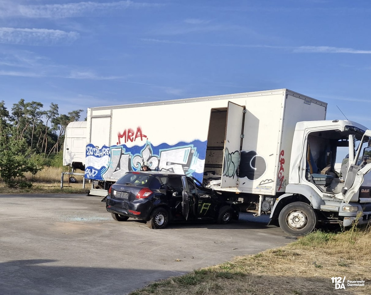 TH_7.jpg PKW unter LKW, Fahrerin eingeklemmt