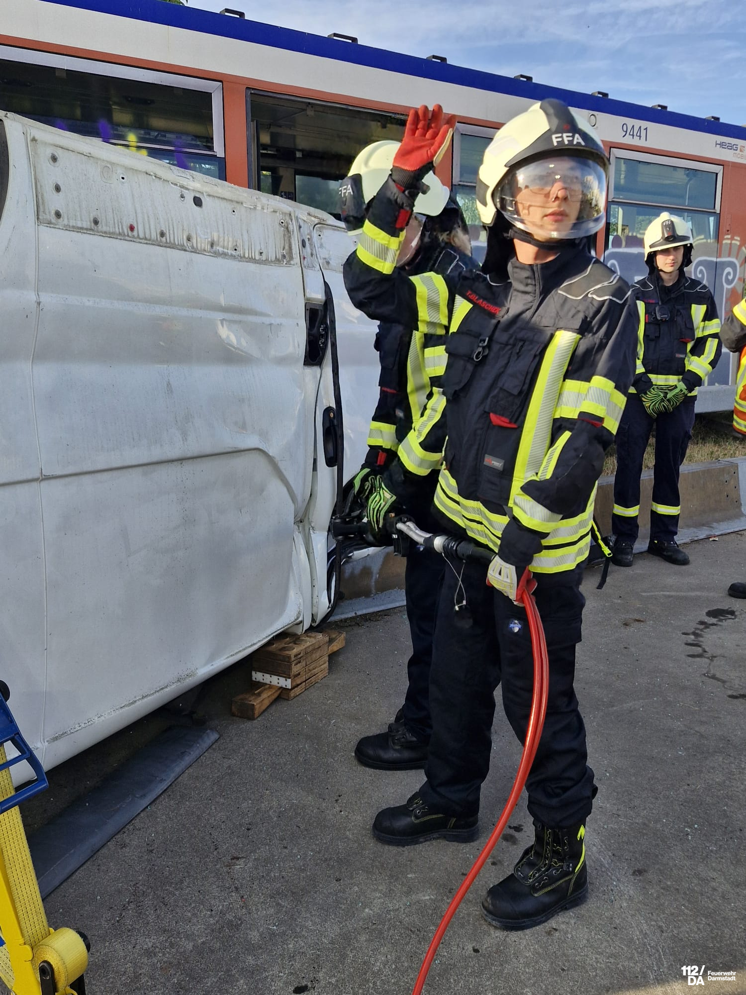 TH_11.jpg Blick auf die Einsatzstelle des Kleintransporters